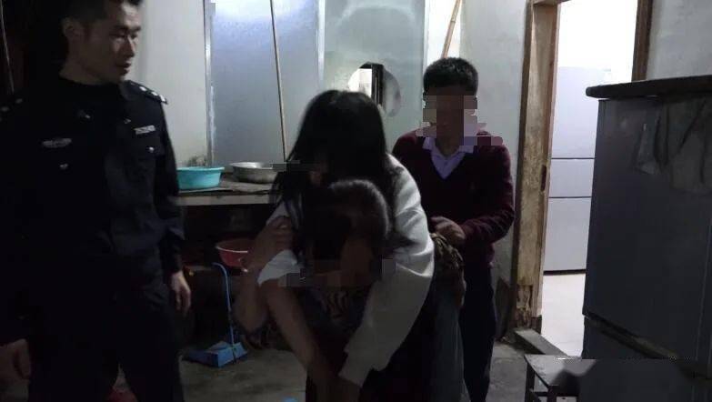 怀疑母亲遭电诈女孩果断出手找警察